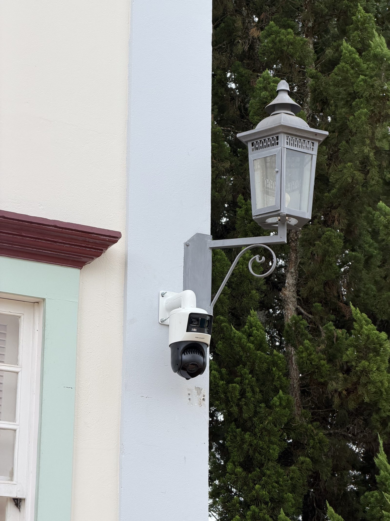 Câmera PTZ Hikvision instalada em fachada colonial