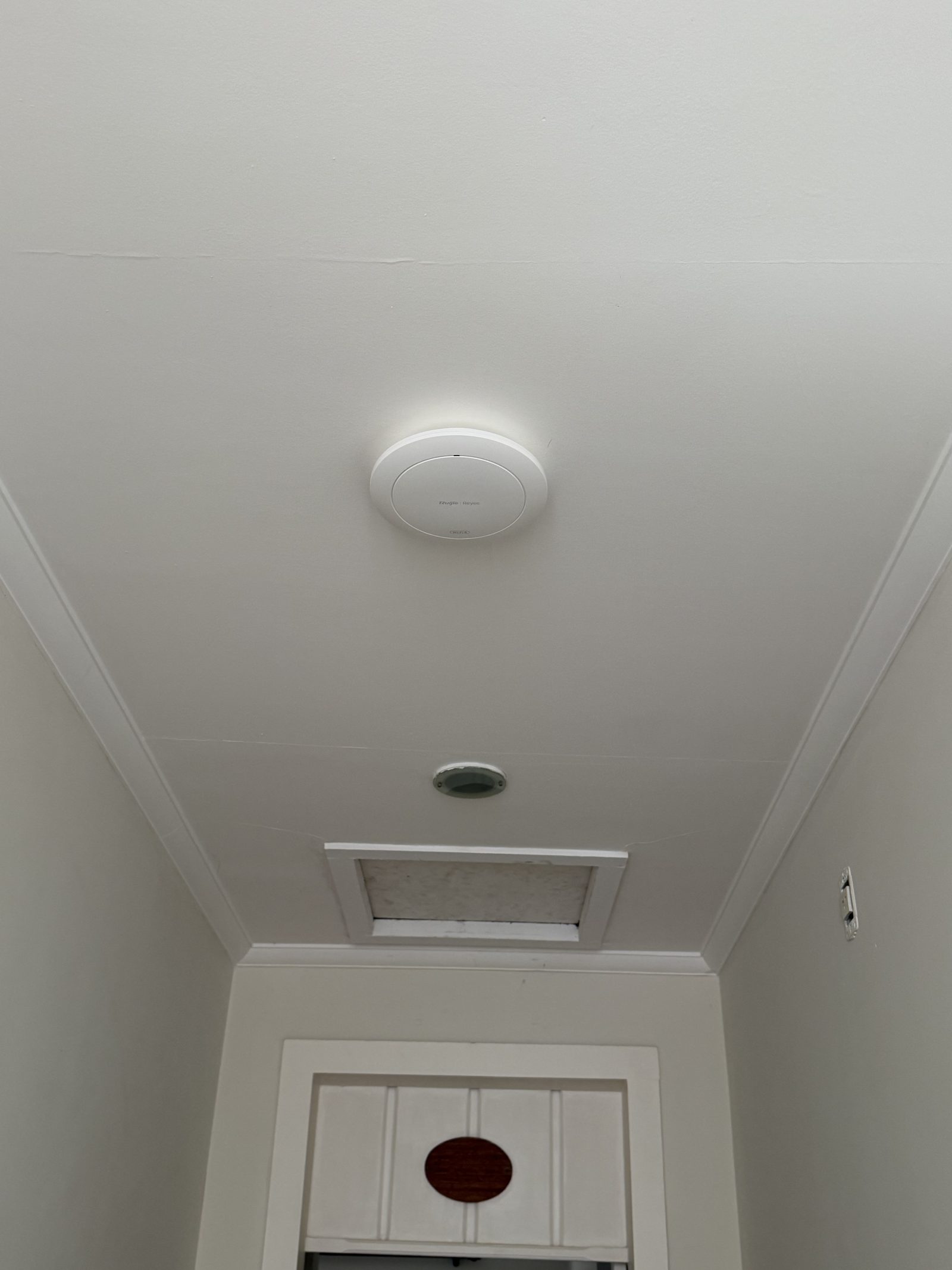 Access Point Wi-Fi instalado em corredor interno