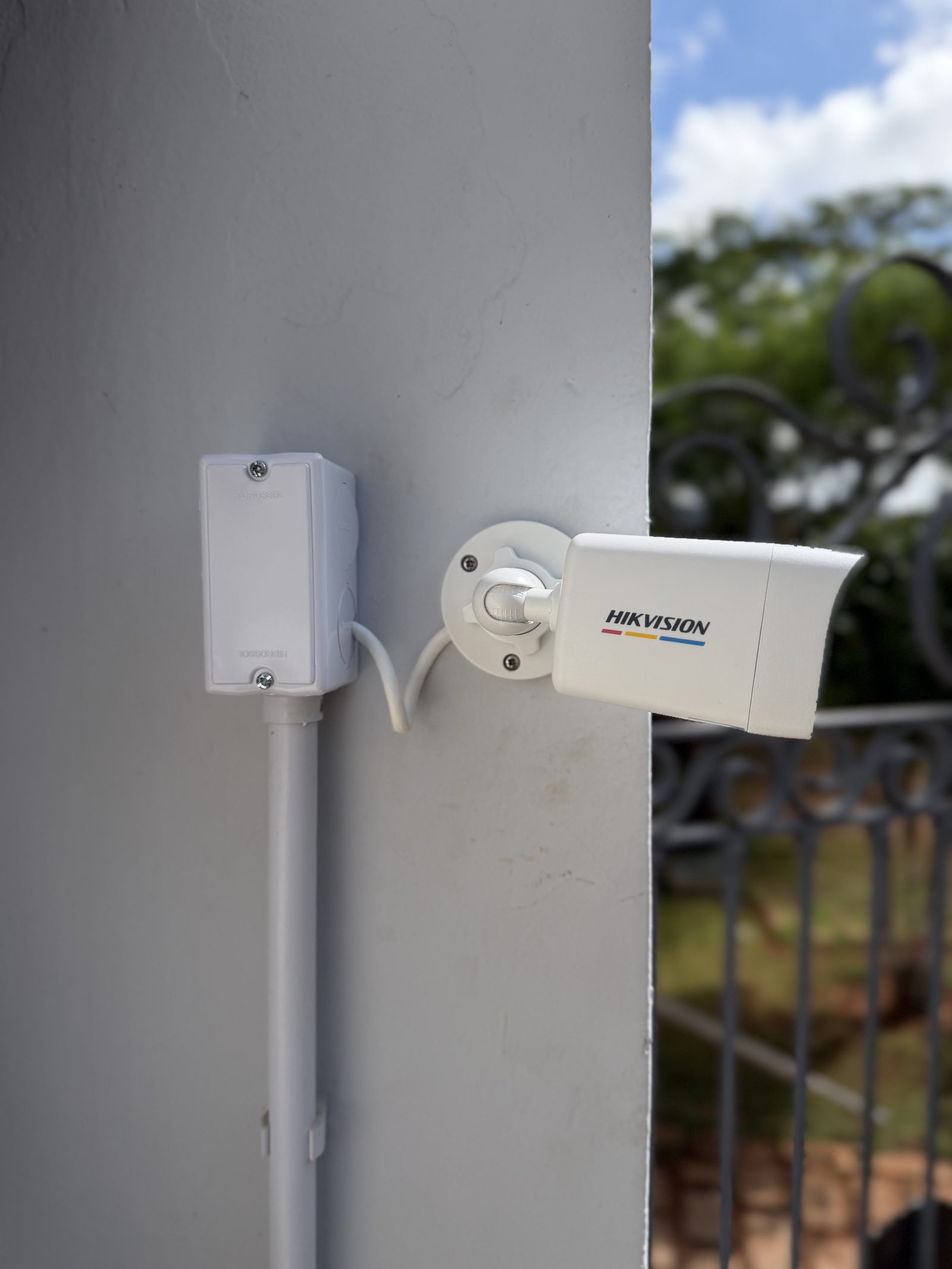 Câmera bullet Hikvision instalada em sacada com grade de ferro