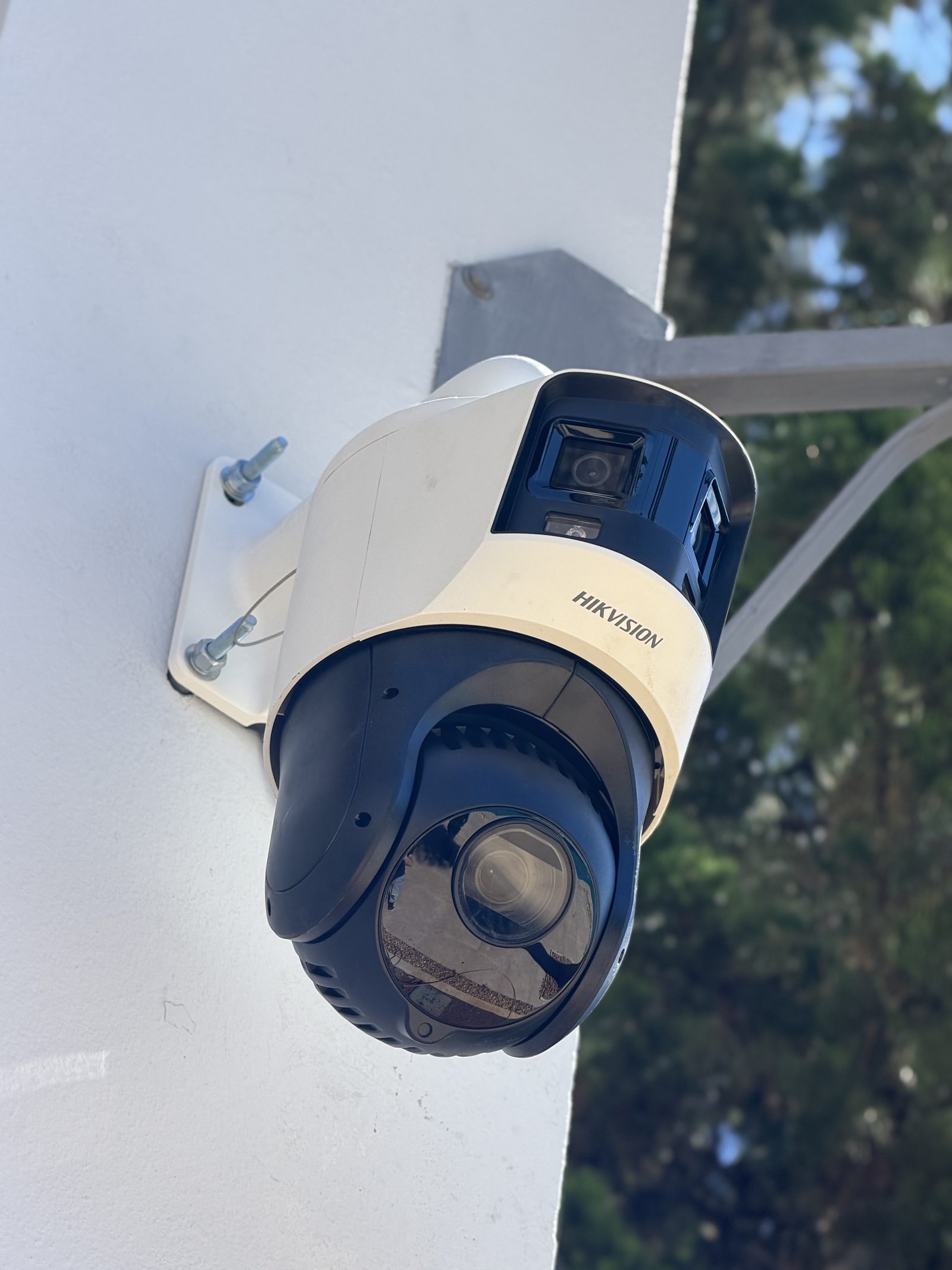 Câmera PTZ Hikvision instalada em portão residencial
