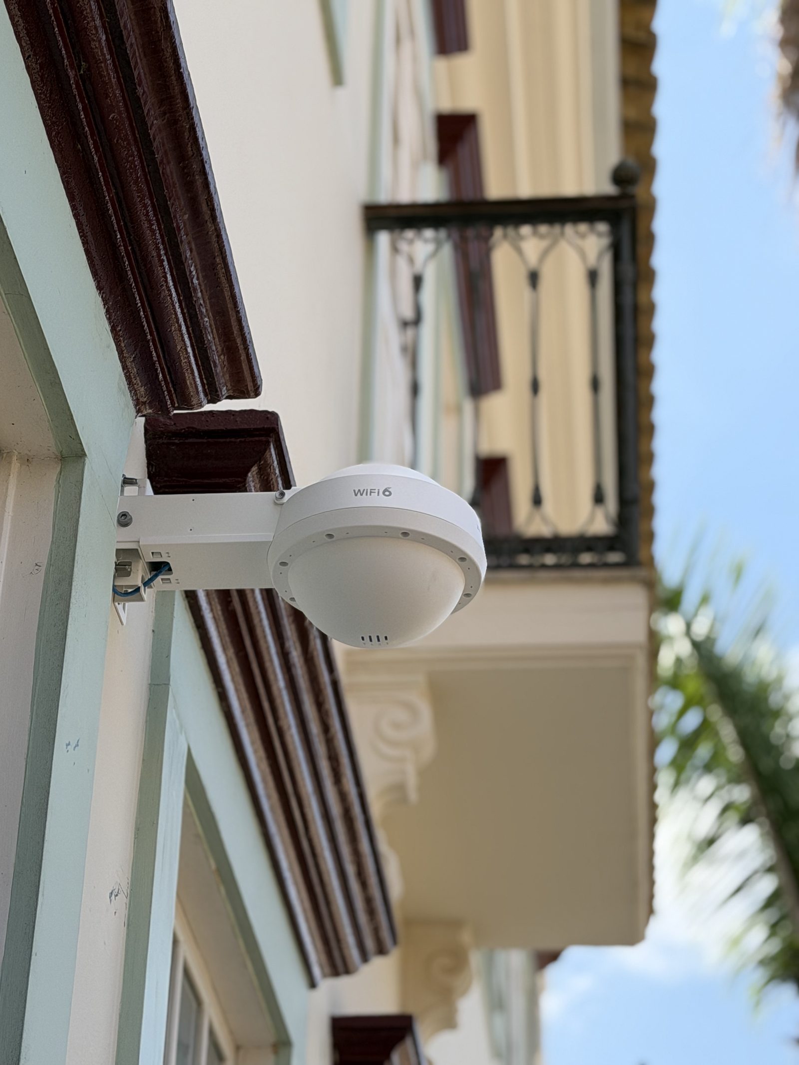 Ponto de acesso Wi-Fi 6 instalado em sacada colonial
