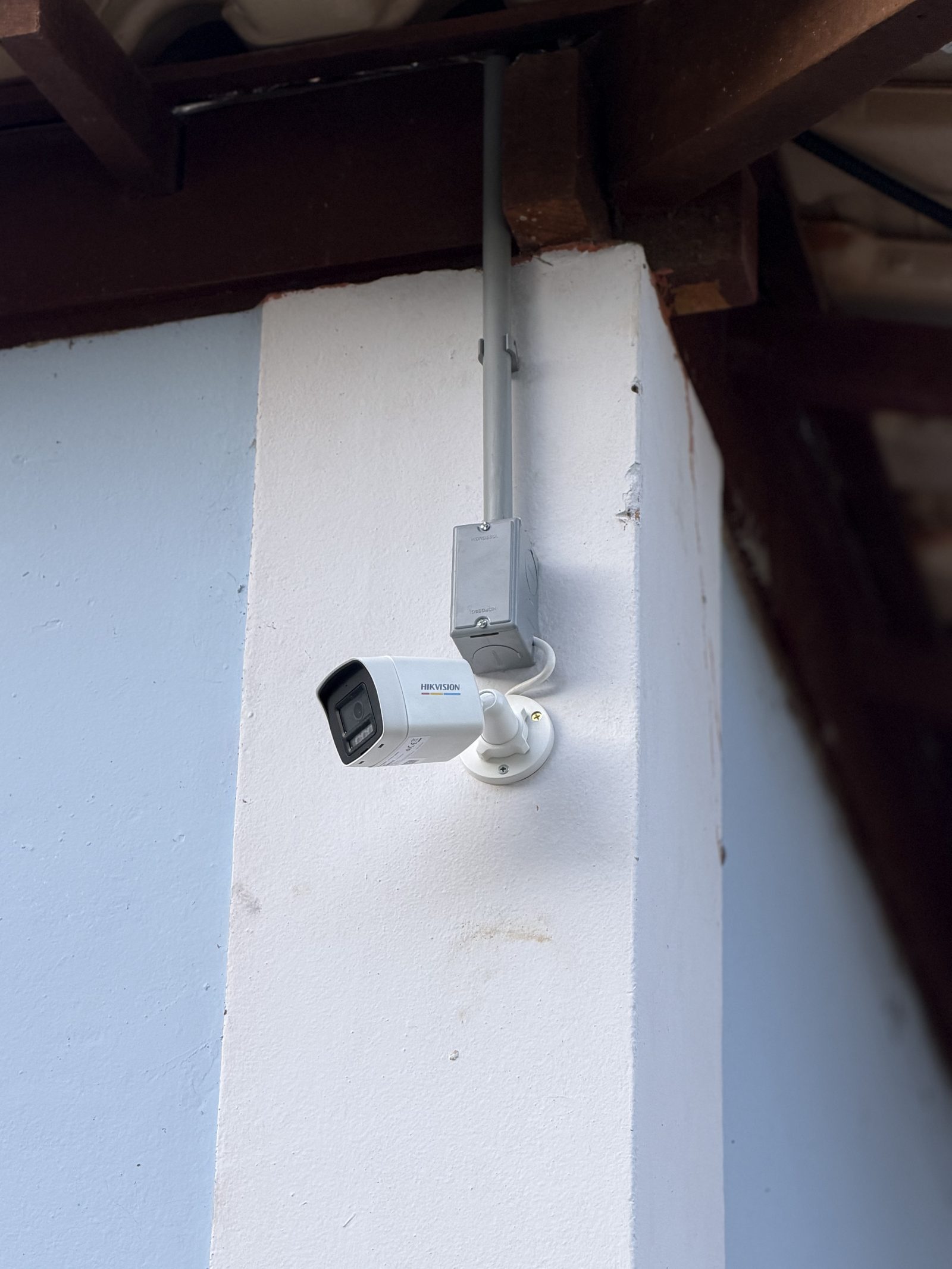 Câmera IP Hikvision ColorVu instalada em pergolado de madeira