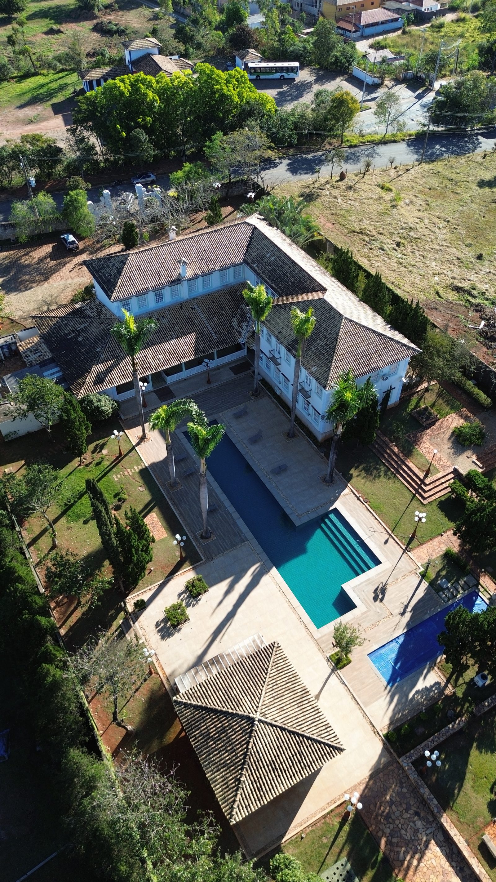 Vista aérea de hotel e pousada com sistema de segurança OtimaSeg