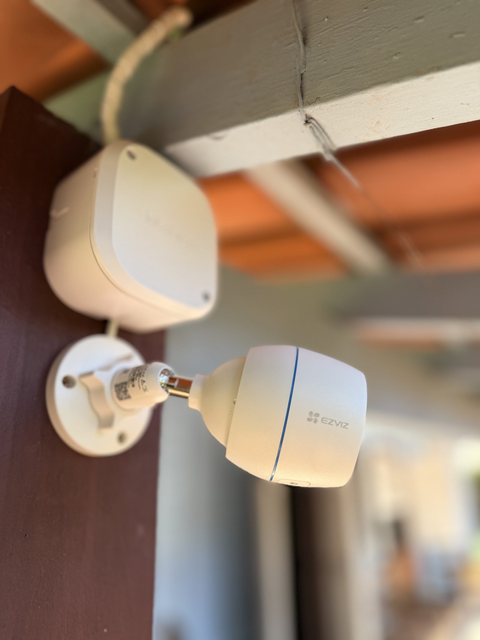 Câmera Wi-Fi Ezviz instalada em telhado colonial