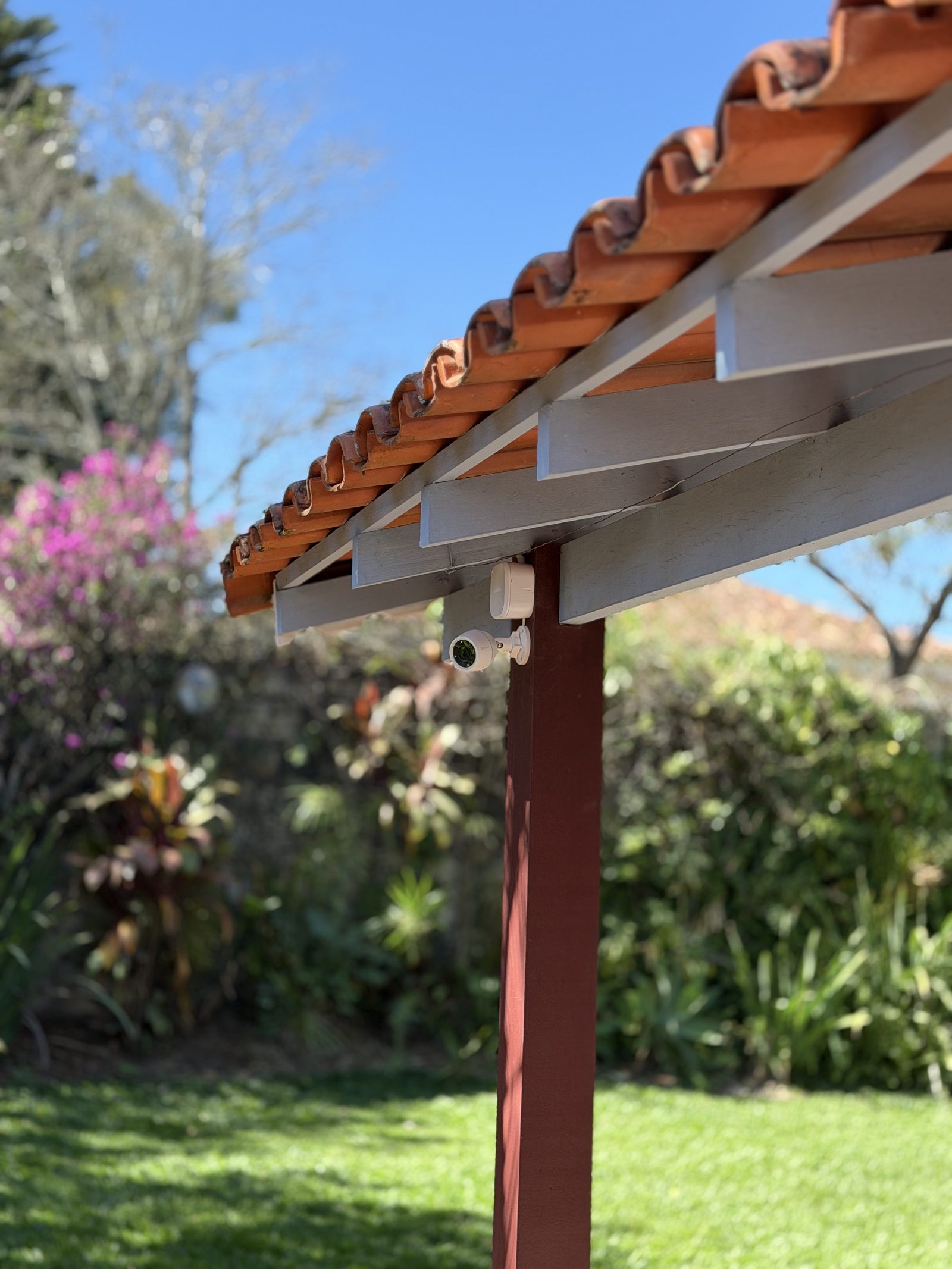 Câmera de segurança instalada em pergolado de jardim