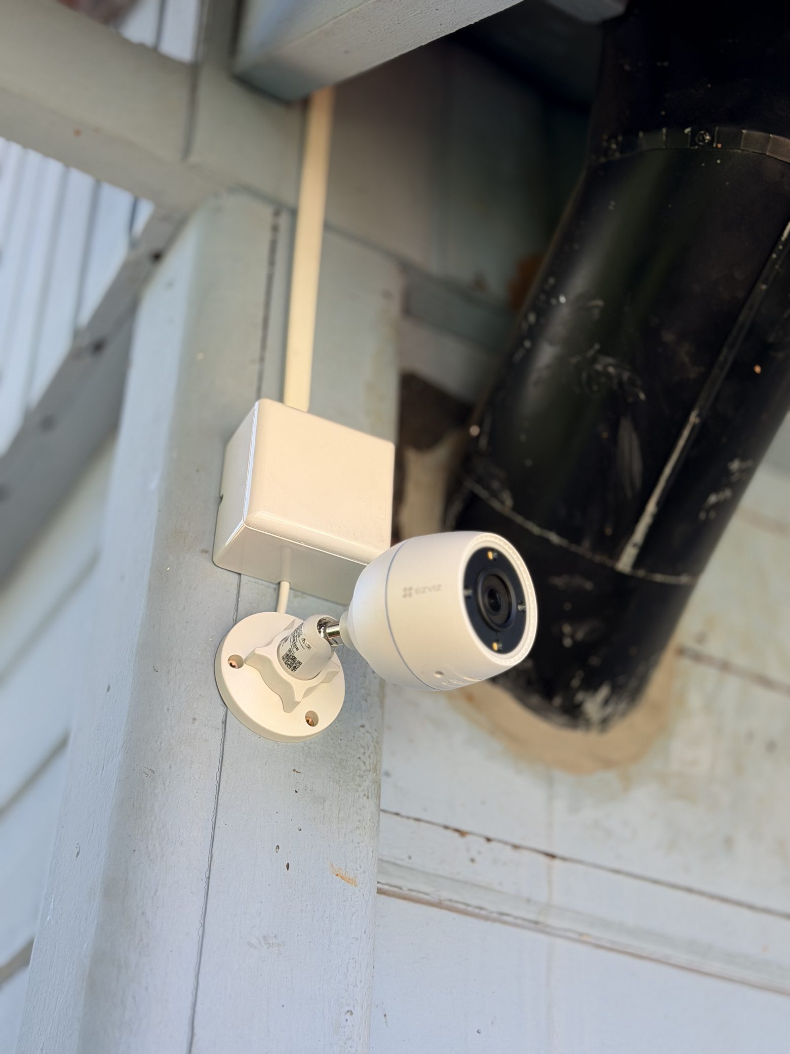 Câmera Ezviz instalada em área externa